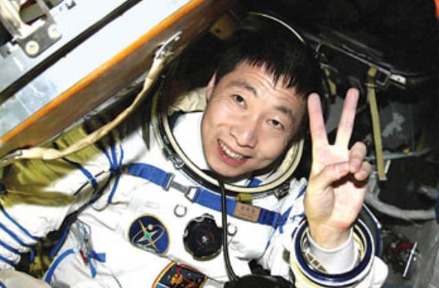 太空中听到了“敲门声”，13年后谜底才被揭开，多亏了他的冷静