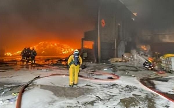 新加坡一工业区着火，70名消防员与大火激战、1名受伤送医