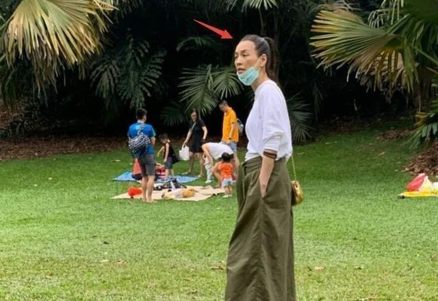 张庭现身新加坡被偶遇，素颜露面显憔悴，近照消瘦认不出