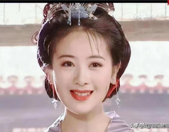 这4位女明星，二婚带娃仍嫁小鲜肉，个个都貌美如花，是童年女神