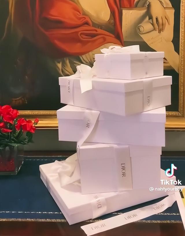 180万点赞！新加坡女网红妈妈被Dior店员冷落，复仇视频疯传