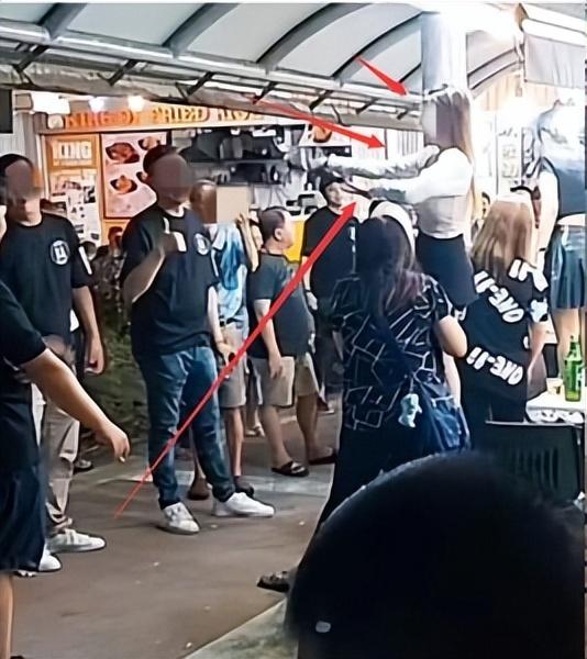 新加坡咖啡店被这几个中国女孩玩坏了，秒变“迪厅”