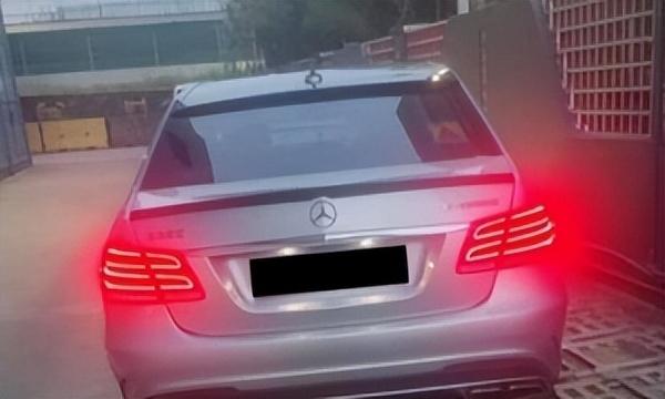 在新加坡华语不好闹出大官司，豪车车主被骂成“偷虾贼”
