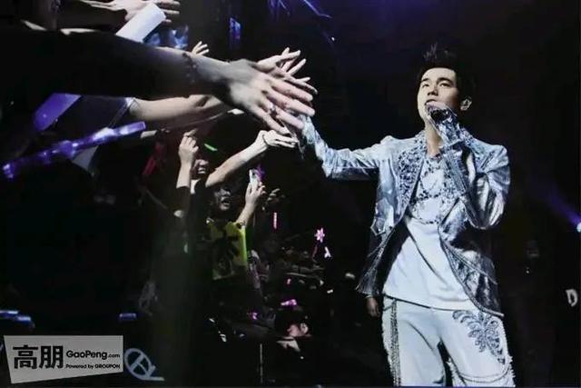 华语乐坛近30年来有哪些歌手可以称得上天王天后?