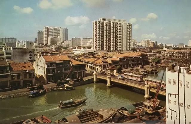 新加坡的发展真的是因为讲英文的缘故吗？