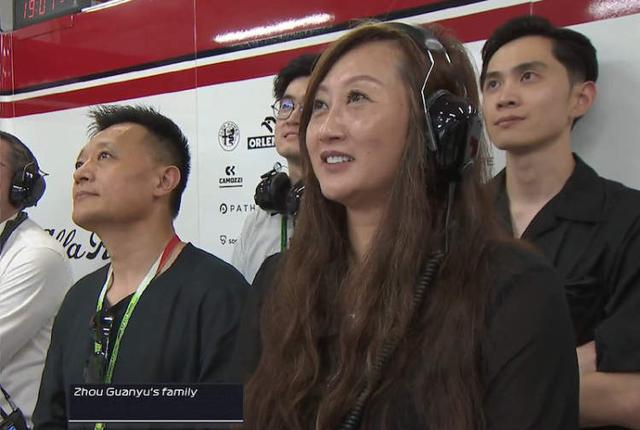 家人第一次到现场，“奶茶款”周冠宇挑战F1新加坡站高难度街道赛