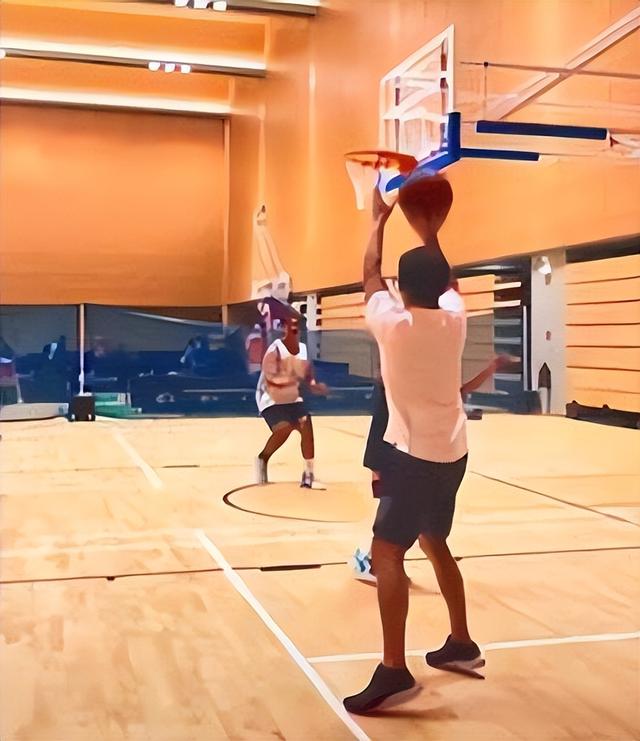 新加坡卫生部长化身“三井寿”，怪不得身材这么好