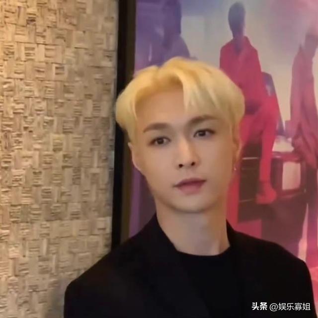 在新加坡媒体镜头下的张艺兴，剑眉星目，唇红齿白，状态满分