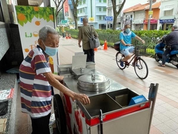 90岁冰激凌老伯走红，他成为见证新加坡“善良”的窗口