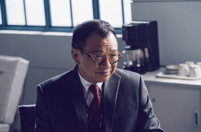 73岁许少雄带女回国挣钱，全家移民新加坡多年，久违回国为卖蛋糕