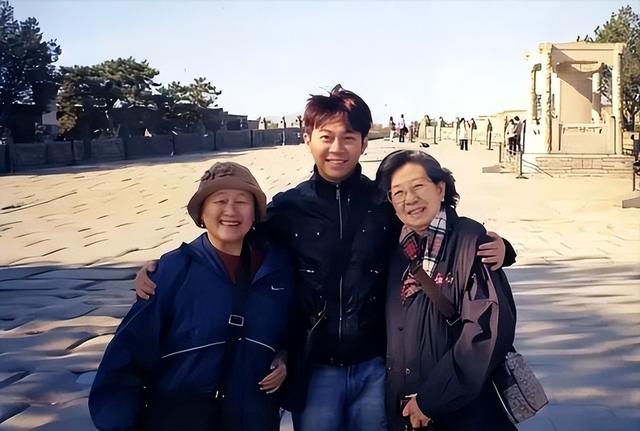 06年杭州小伙傍上79岁新加坡富婆，将妻儿接到豪宅同住，结果如何