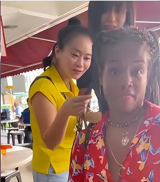 新加坡华人啤酒妹凭借“一摸”被骂上全球！是套路？还是罪过？