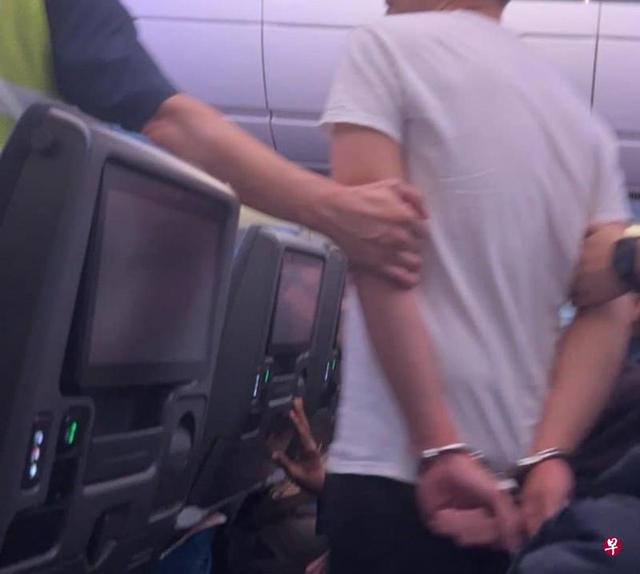 美籍男子称飞机上有炸弹并殴打空乘 新加坡派2架战机升空护航