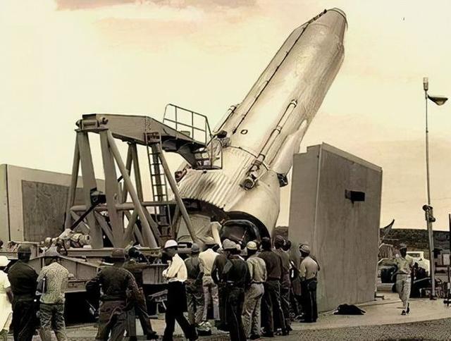 英国为阻止中国收回香港，曾部署了48枚原子弹，美国听完立刻拍板