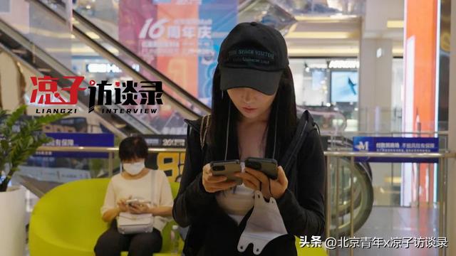 我从小被弃养，长大后给养父母买了套房，就在我亲生父母家旁边