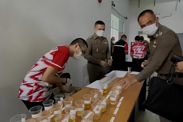 新加坡男子携带武器偷渡至泰国贩毒，泰警扫毒抓获99名中国瘾君子