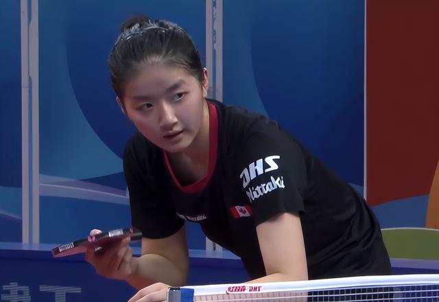 加拿大女乒00后火了！清纯颜值引热议，网友：场上全是中国人？