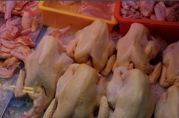 马来西亚向新加坡运了一批鸡，要价贵仍遭哄抢