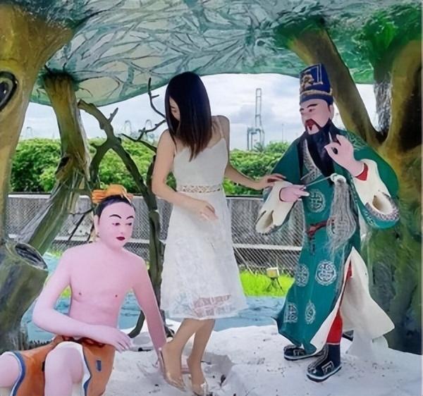 女网红为火无下限，在新加坡“地狱别墅”摸胸、乱踩、破坏公物