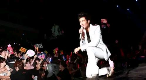 华语乐坛近30年来有哪些歌手可以称得上天王天后?