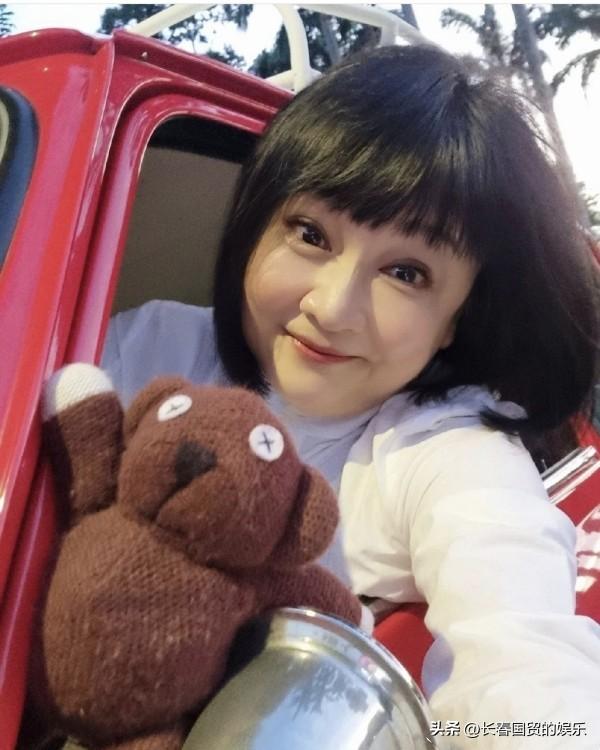 前新加坡一姐近照曝光，因出演《人在旅途》走红，57岁变这样了