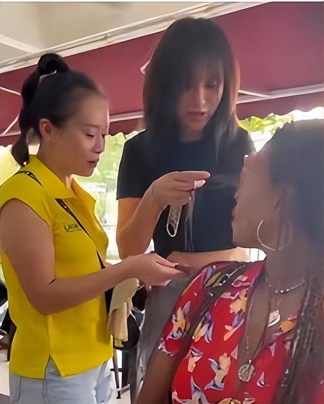 新加坡华人啤酒妹凭借“一摸”被骂上全球！是套路？还是罪过？