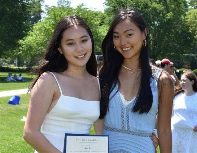 利智19岁女儿晒国外生活，坐私人飞机兜风，身材丰满颜值酷似妈妈