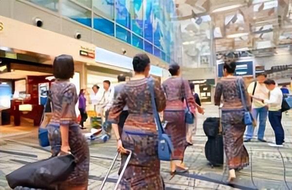 新加坡航空继炸弹惊魂后，2空服员在海外遇袭