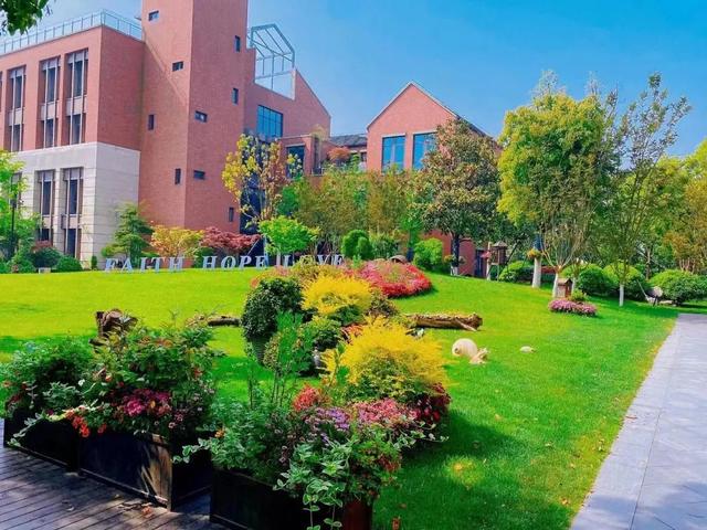 在上海国际化学校就读加拿大课程，学费最低不到10万