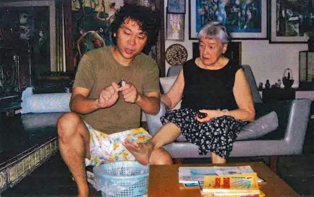 中国小伙带着妻儿傍上82岁新加坡富婆，骗钱下药，如今结局如何？