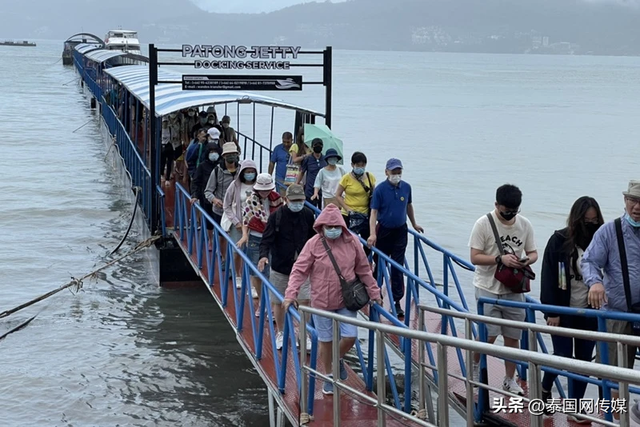 疫情以来首批！4500余名外游搭乘豪华邮轮抵达泰国普吉