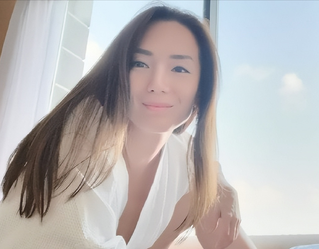 ​47岁郑秀珍拍浴袍照，曾是最美何仙姑，被骗8000万后靠按摩为生