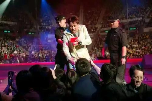 华语乐坛近30年来有哪些歌手可以称得上天王天后?