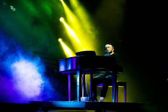 张艺兴发布新加坡站巡演彩排照 神情专注舞蹈动作流畅