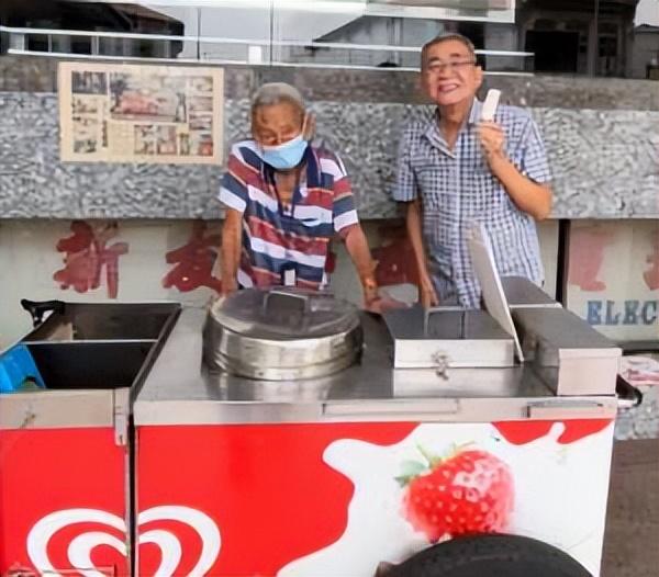 90岁冰激凌老伯走红，他成为见证新加坡“善良”的窗口