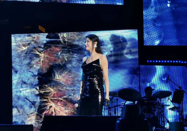 陈慧琳新加坡登台演出，穿一条黑色抹胸裙，50岁了还这么美