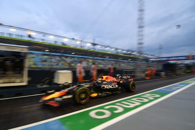 （体育）（3）赛车——F1新加坡大奖赛举行第三轮练习赛