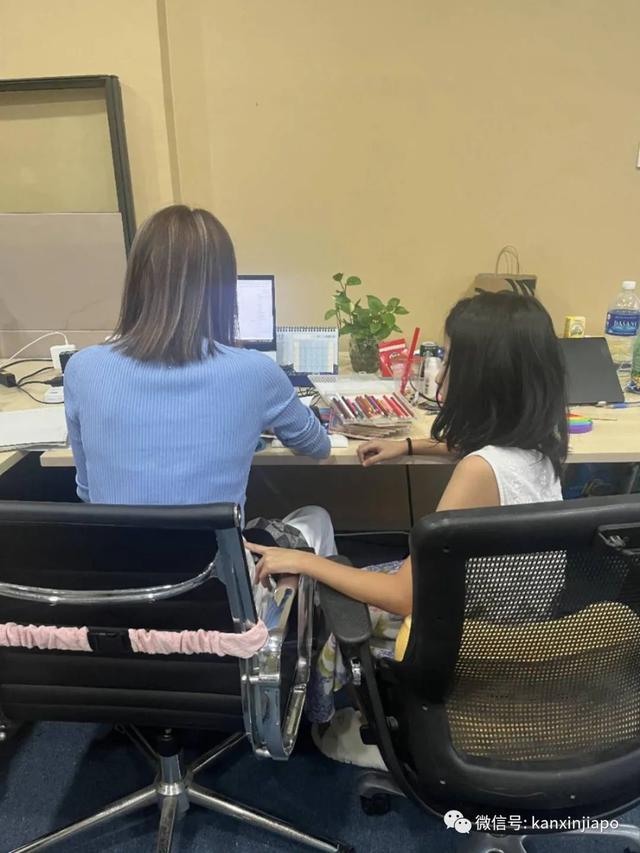 新加坡儿童节到了，不少家长带娃做工，这个名场面火了