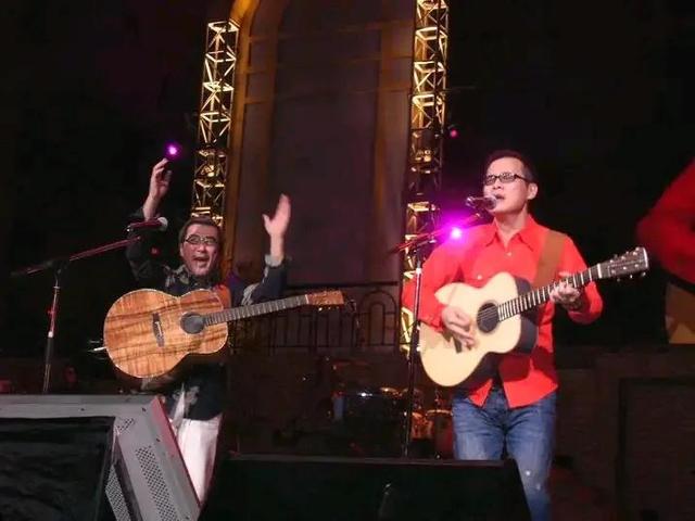 华语乐坛近30年来有哪些歌手可以称得上天王天后?