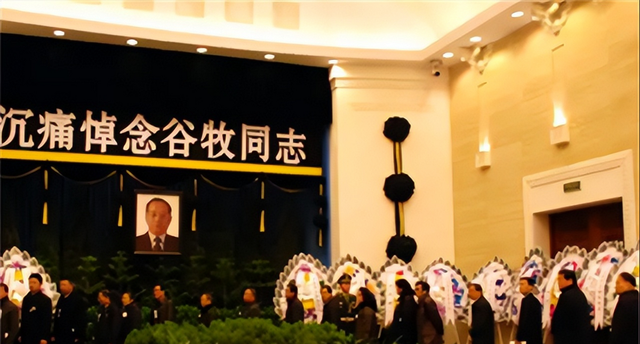 副总理谷牧追悼会：李敏前来吊唁，三代总理向遗体深深三鞠躬