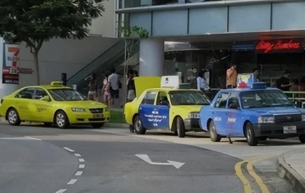 新加坡69岁老司机边开车、边玩手机，车窗夹交警手臂拖行数米