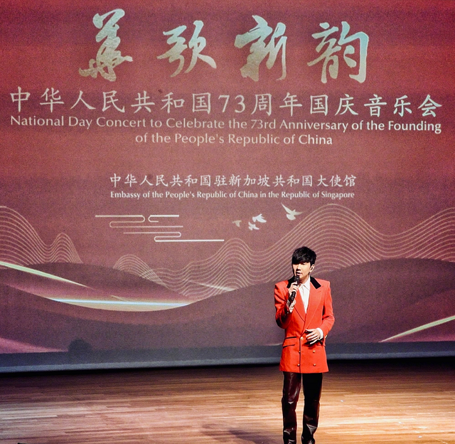 林俊杰现身中国大使馆，献唱歌曲祝国庆快乐，有加入中国籍的想法