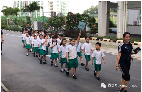 新加坡儿童节到了，不少家长带娃做工，这个名场面火了