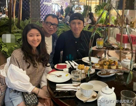 73岁许绍雄回国与众港星相聚！移民新加坡30年，女儿颜值让人惊讶