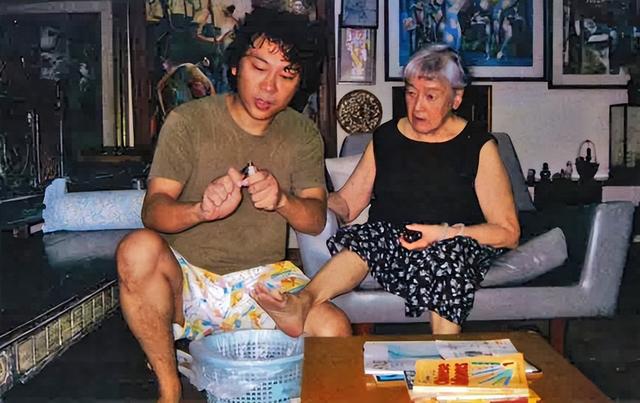 中国小伙带着妻儿傍上82岁新加坡富婆，骗钱下药，如今结局如何？