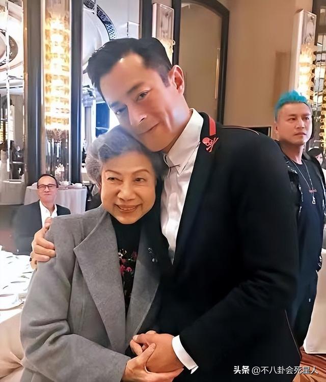 10位70+港圈老戏骨，个个有经典代表作，如今都老了