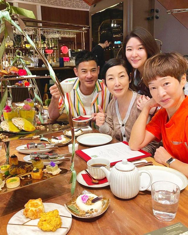 老戏骨许绍雄一家明明移民了新加坡，为何忽然宣布回国卖蛋糕？