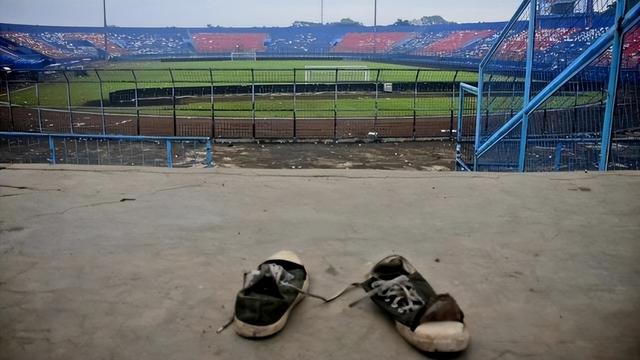 133名印尼球迷刚遇难！国际足联主席踢球取乐，大笑击掌遭网民炮轰
