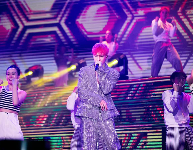 这是什么神仙爱豆！张艺兴晒新加坡巡演合照感谢粉丝