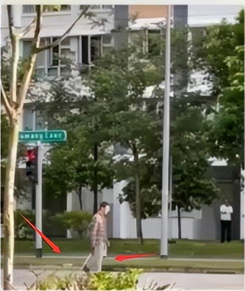 新加坡街头男子持武士刀“砍人”大呼冤枉：我真的是在拍戏